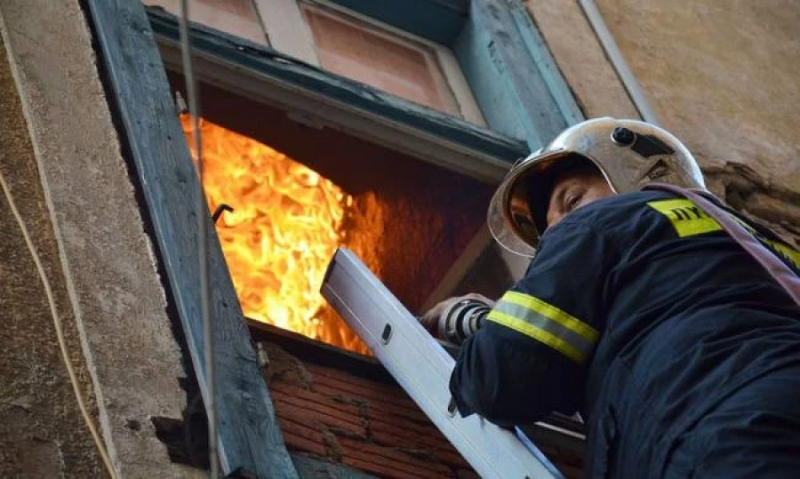 Τραγωδία στο Περιστέρι – Μεγάλη φωτιά σε πολυκατοικία με έναν νεκρό (upd)